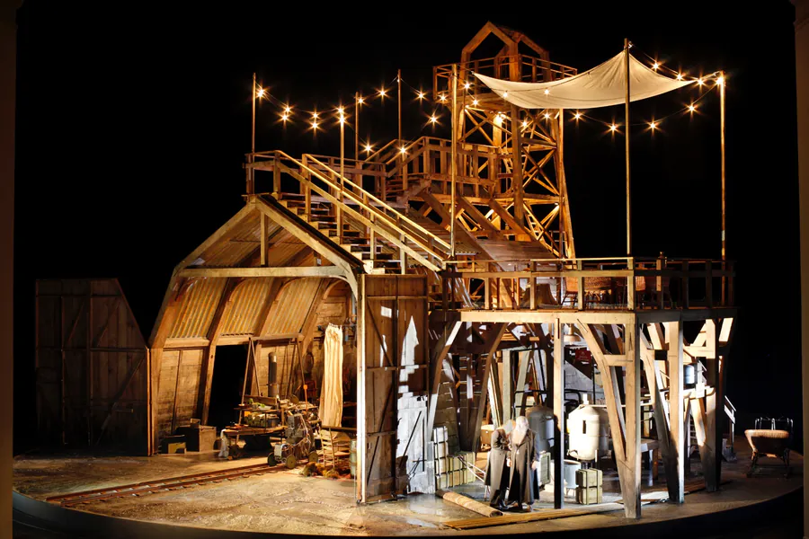 Die Walküre - hölzerner Förderturm als Bühnenbild der Bayreuther Festspiele, hertzer GmbH
