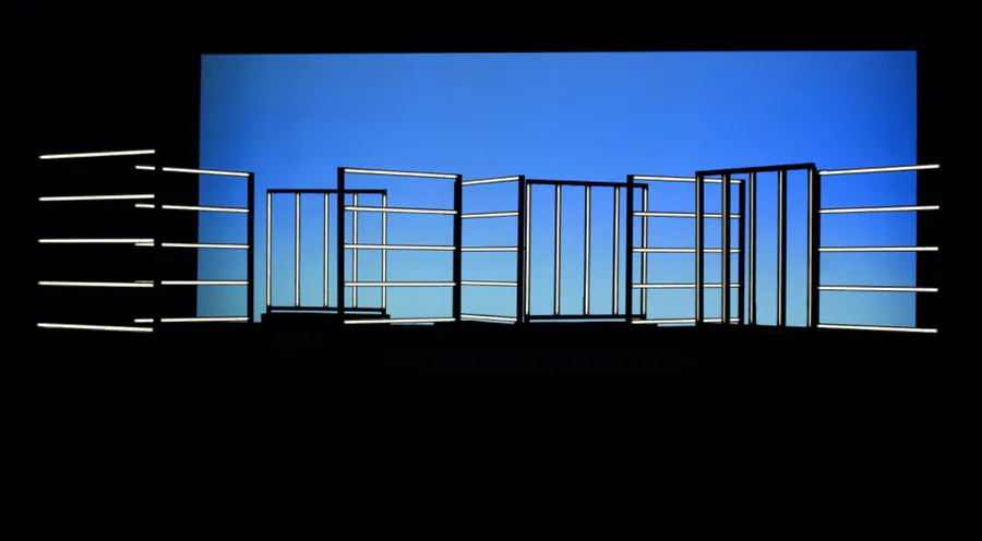 Gemaltes Bühnenbild mit Fenstermotiv der hertzer GmbH