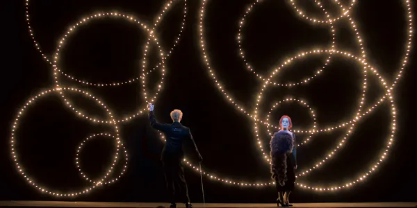 Bühnenbild mit Lichtinstallation - Sonderkonstruktion der hertzer GmbH