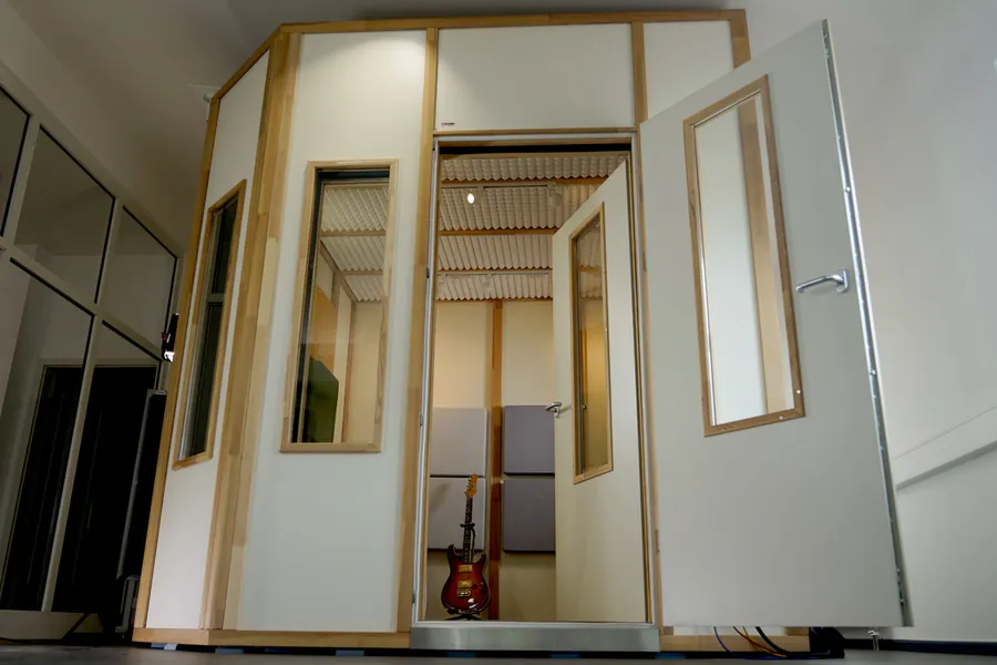 Schallschutzkabine von Desone mit geöffneter Tür in der Musterausstellung in Berlin-Pankow