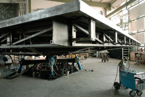 Stählerne Bühnenplattform in der Metallwerkstatt der hertzer GmbH